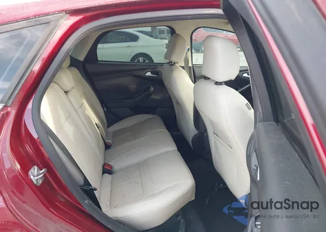 2016 Ford Focus Titanium z USA, uszkodzony, nr VIN 1FADP3N27GL256143